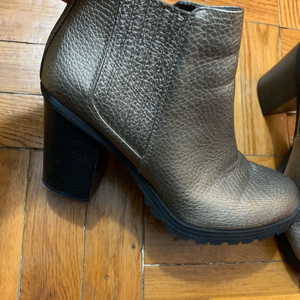 Sam & Libby bronze boots. Rubber sole.